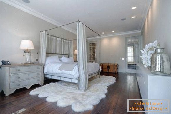 Duża sypialnia w stylu cheby z drewnianą podłogą