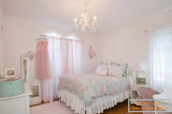 Sypialnia w stylu cheby chic w pastelowych kolorach