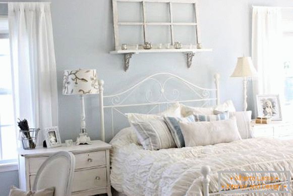 Niebieska sypialnia w stylu eleganckiego szyku
