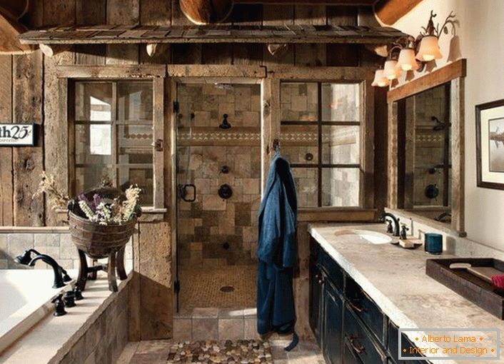 Łazienka w wiejskim stylu. W jednym projekcie projektowym drewniane elementy dekoracyjne i marmurowe kafelki doskonale się łączą.
