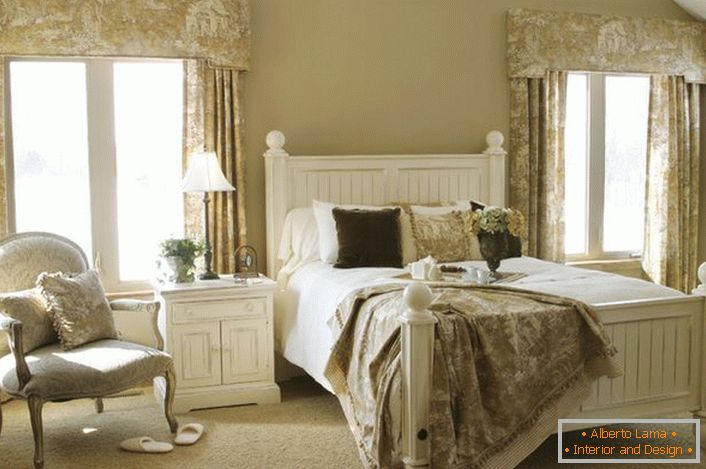Delikatna sypialnia dla gości w wiejskim stylu w wiejskim domu w jednej z prowincji Francji. Prawidłowy przykład doboru mebli do umieszczenia w tym stylu.