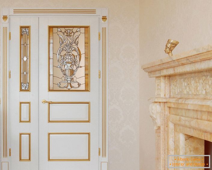 Design drzwi w stylu Art Nouveau jest umiarkowanie powściągliwy i dopracowany. Biały kolor płótna harmonijnie łączy się ze złotymi dekoracyjnymi detalami.