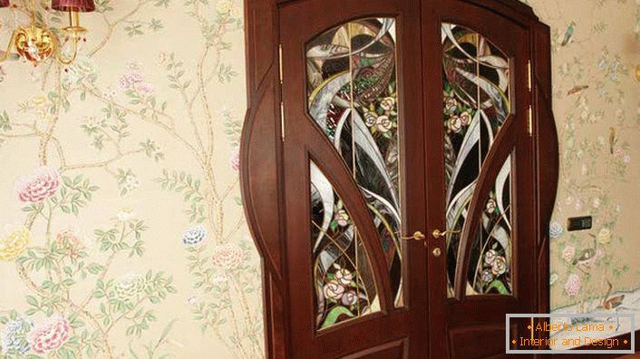 Jednym z wymogów modernistycznego stylu jest naturalność zastosowanych materiałów. Drzwi wewnętrzne wykonane z naturalnego drewna wenge zdobione są atrakcyjnym witrażem. 