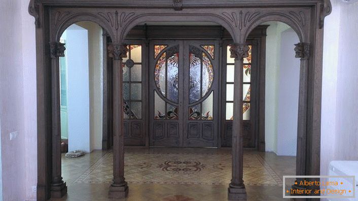 Drzwi wejściowe w stylu Art Nouveau wykonane są z ciemnego drewna z drogiego drewna. Sala z takimi drzwiami wygląda uroczyście i pompatycznie. 