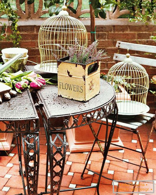 Kuty stół, pudełka z kwiatami i klatki dla ptaków