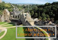 Starożytne ufortyfikowane miasto Fougeres. Bretania, Francja