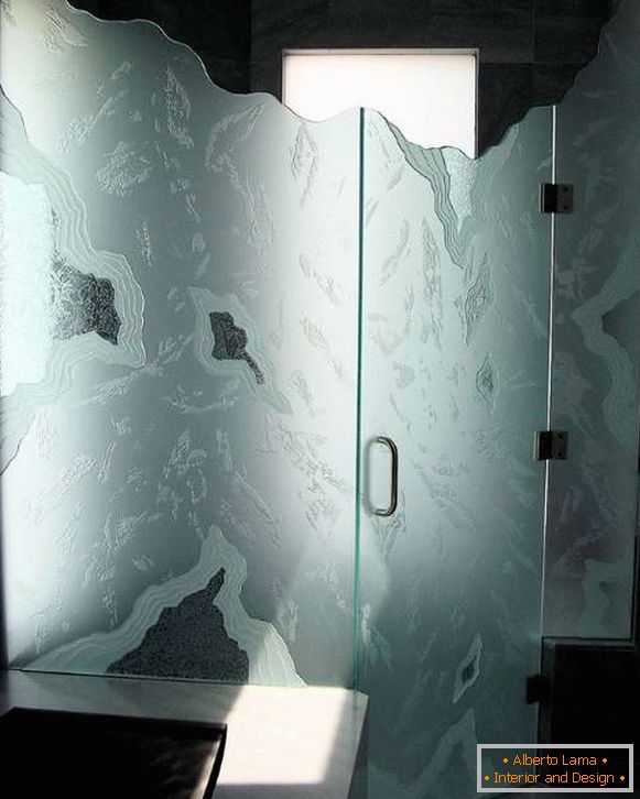 Niezwykłe szklane drzwi pod prysznicem - zdjęcie we wnętrzu
