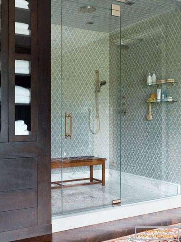 Piękne szklane drzwi na prysznic w niszy z ogrodzeniem