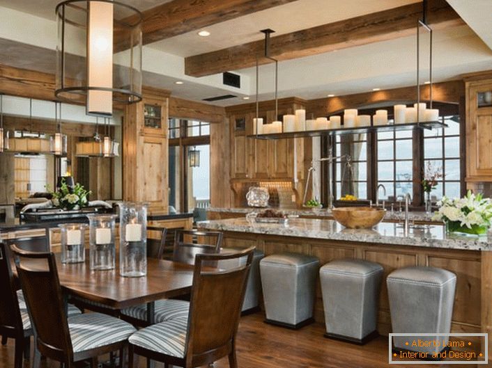 Romantyczna atmosfera panuje w kuchni. Wygodne zagospodarowanie przestrzeni kuchennej w jadalni i przestrzeni roboczej czyni przestrzeń praktyczną i funkcjonalną.
