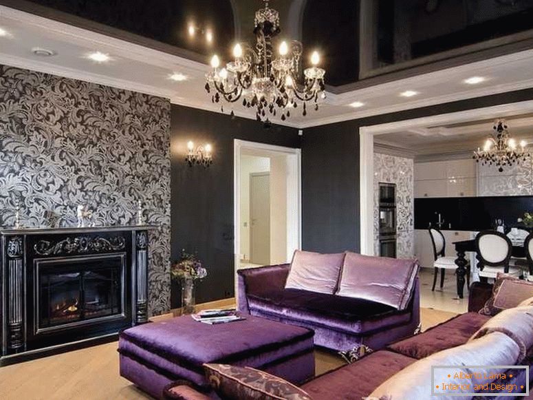 Pokój dzienny z fioletową sofą