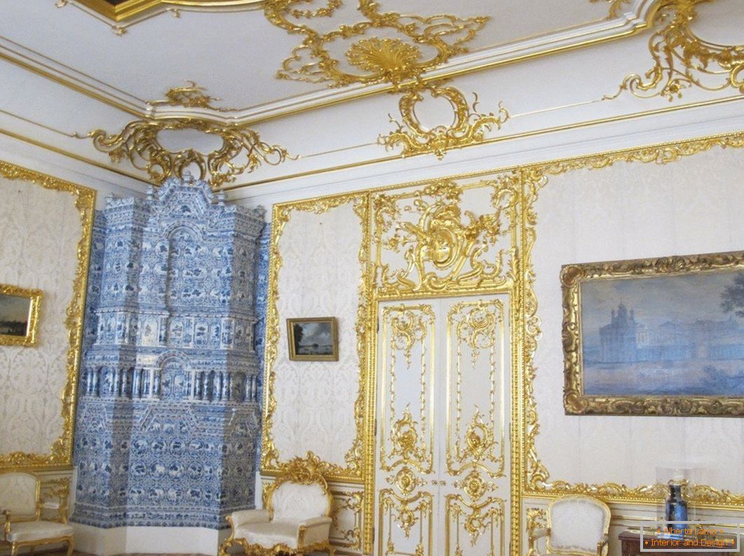 Białe wnętrze pokoju ze złotymi wzorami
