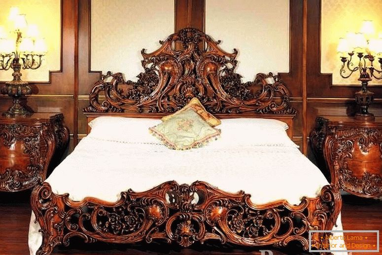 Drewniane szafki nocne i łóżko z rzeźbionymi wzorami