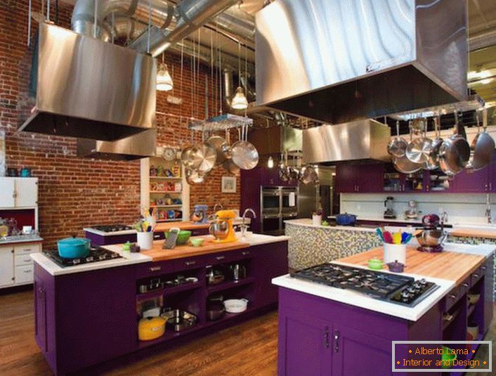 Zestaw kuchenny jest jasno fioletowy - nietypowe rozwiązanie do stylu loft.