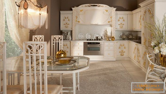 Godnym uwagi detalem w wystroju kuchni w stylu Art Nouveau były złote elementy wystroju. Miękkie, przytłumione światło sprawia, że ​​sytuacja staje się ciepłą rodziną.