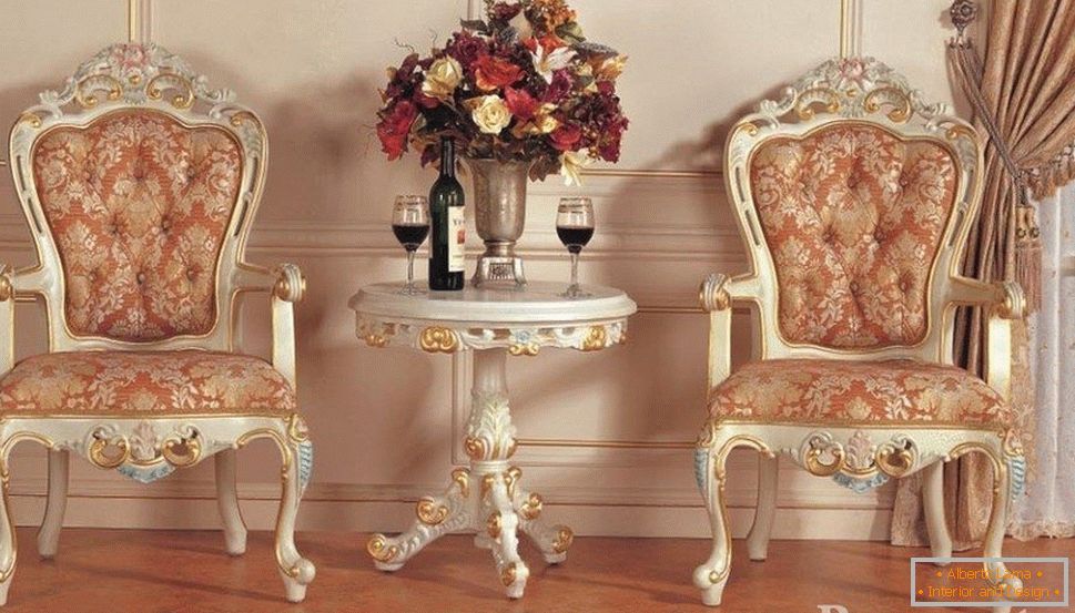 Wino na stole i eleganckie krzesła