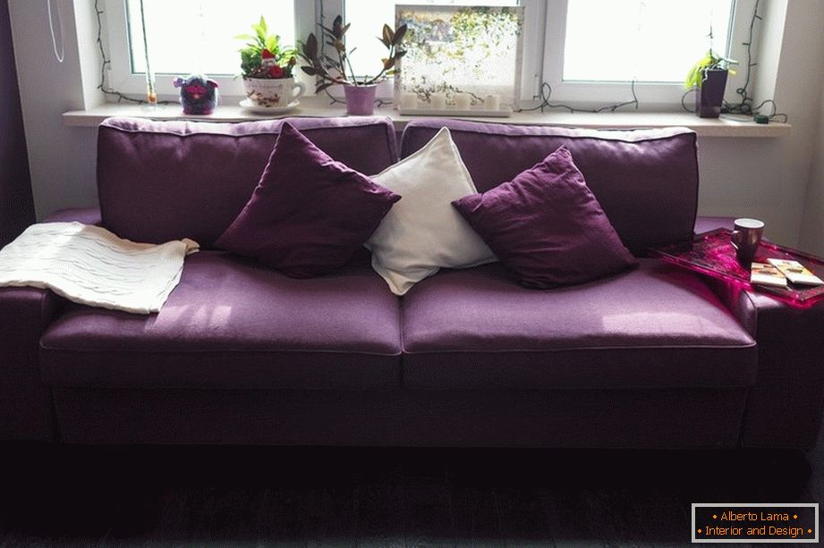 Fioletowa sofa z poduszkami