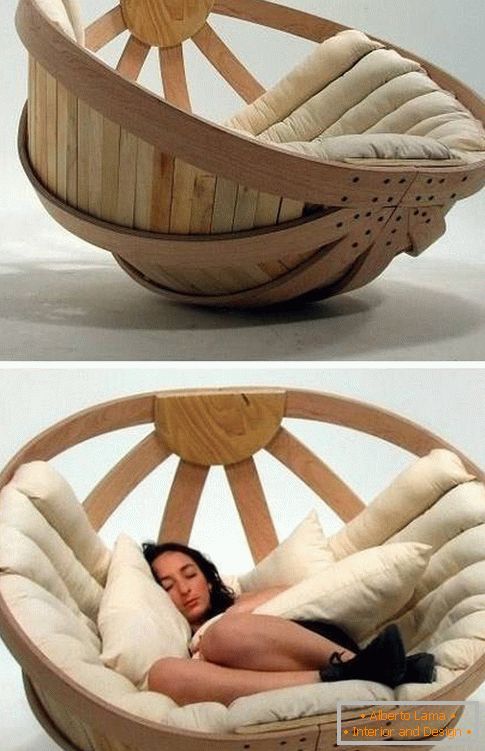 Stylowy fotel z drewna i miękkich siedzisk