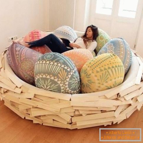 Przytulne łóżko w kształcie gniazda