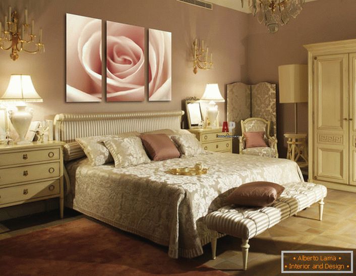 Pączek jasnoróżowej róży na modułowych obrazach uzupełnia luksusowe wnętrze sypialni w stylu Art Deco.