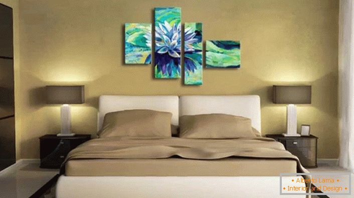 Modułowy obraz bez ramek - ciekawe rozwiązanie dla sypialni w nowoczesnym stylu. Nasycone niebiesko-zielone odcienie obrazu sprawiają, że atmosfera jest bardziej żywa i stylowa.
