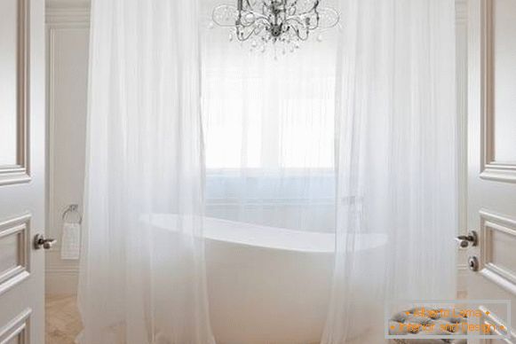 Cienki biały tiul - zdjęcia w łazience