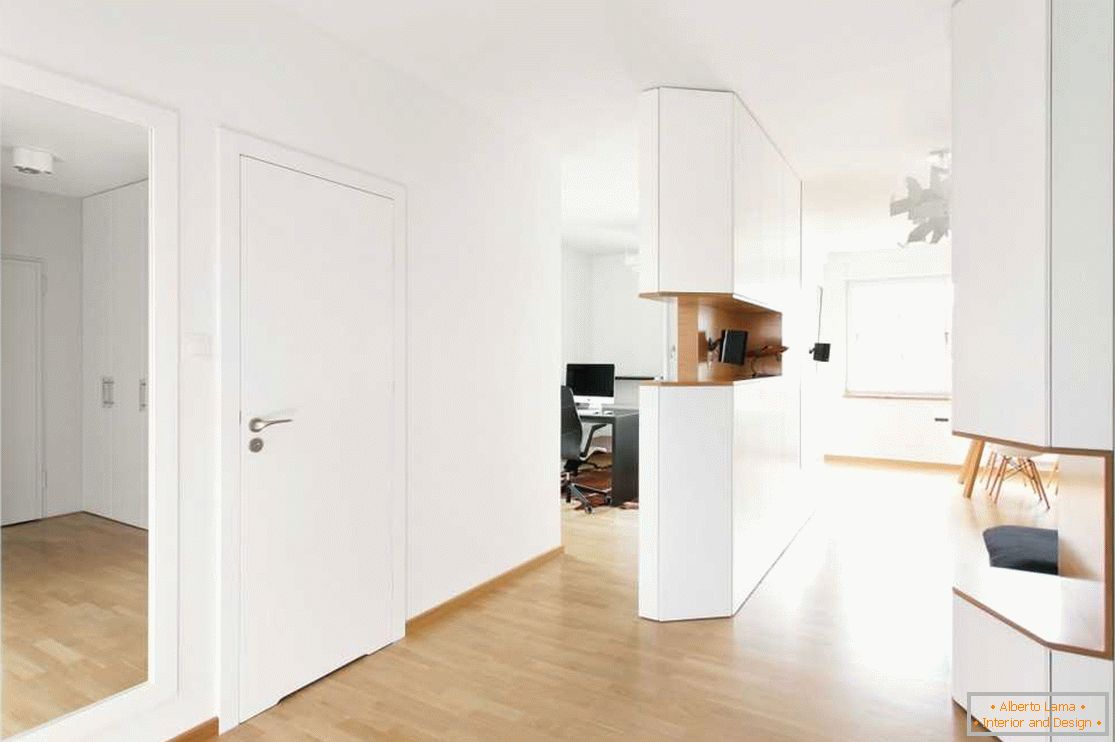 Lekkie drzwi we wnętrzu w stylu minimalizmu