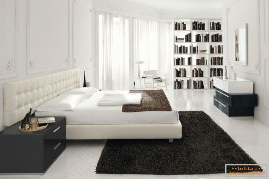 Czarny dywan na białej podłodze w sypialni