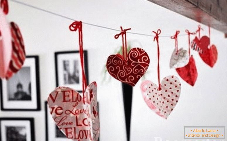 Walentynki na tle obrazów na ścianie