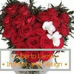 Oryginalny bukiet czerwonych róż z parą białych kwiatów