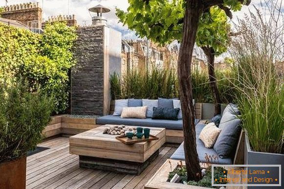 Ogrodzenie drewnianego tarasu z roślinami - zdjęcie