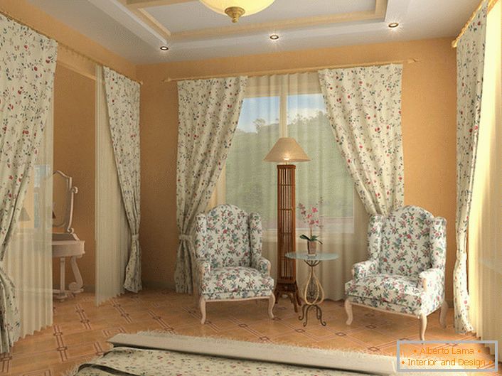 Sypialnia w stylu angielskim z niezwykłym akcentem. W przypadku tapicerki mebli, zasłon i narzut, wybrano tkaninę o niepozornym, kwiatowym wzorze.