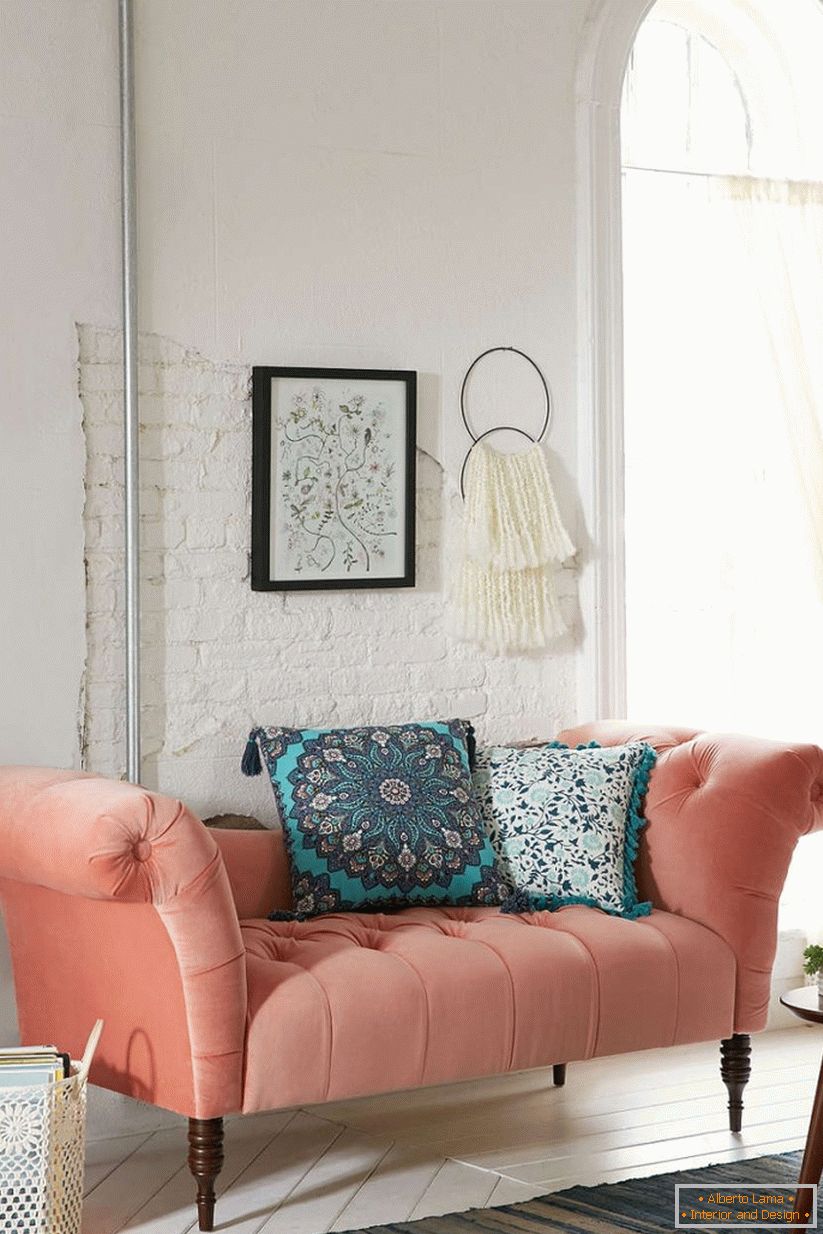 Piękna kanapa Antoinette Fainting Sofa firmy Urban Outfitters