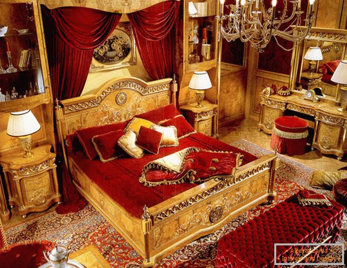 Luksusowa sypialnia w stylu barokowym w mieszkaniu w mieście na zachodzie Włoch.