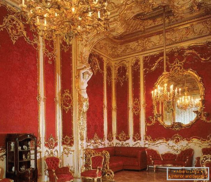Salon w domu jest odpowiednio udekorowany czerwonymi meblami. Szlachetna czerwień doskonale łączy się ze złotymi elementami wykończenia.
