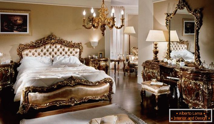 Luksusowa rodzinna sypialnia w stylu barokowym w wiejskim domu. Cechą charakterystyczną każdego mebla w pokoju jest jego lekkość i powaga.