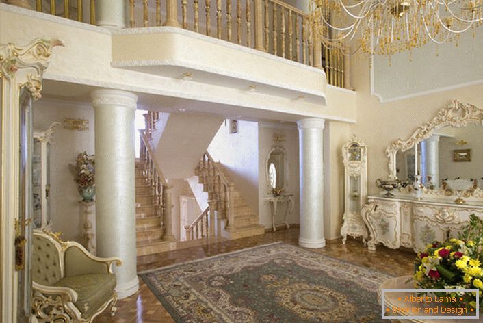 Pokój gościnny w stylu barokowym. Wnętrze jest interesujące z kolumnami i balkonem na drugim piętrze.