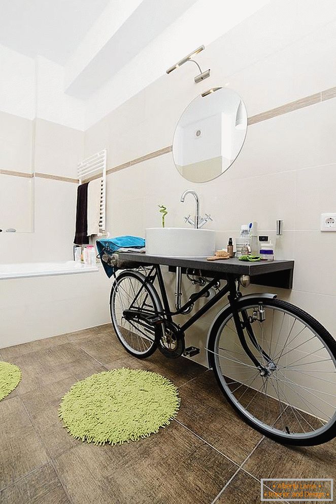 Niezwykła umywalka na rowerze w łazience