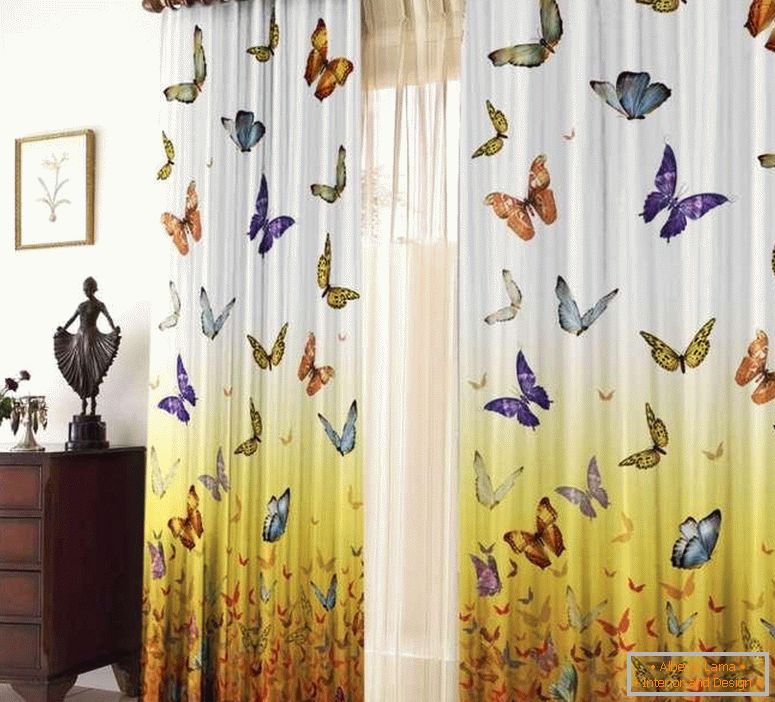 Zasłony z motylami w pokoju