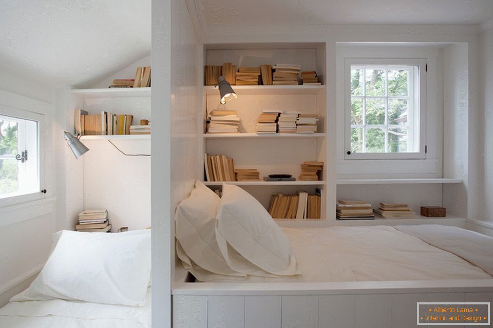 Otwarte półki na książki przy łóżku
