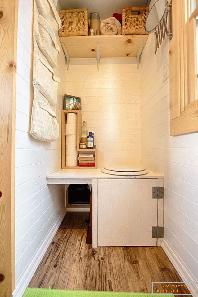 Łazienka z małej drewnianej chaty