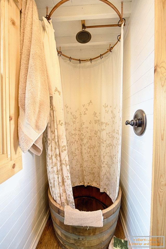 Prysznic z małego drewnianego domku