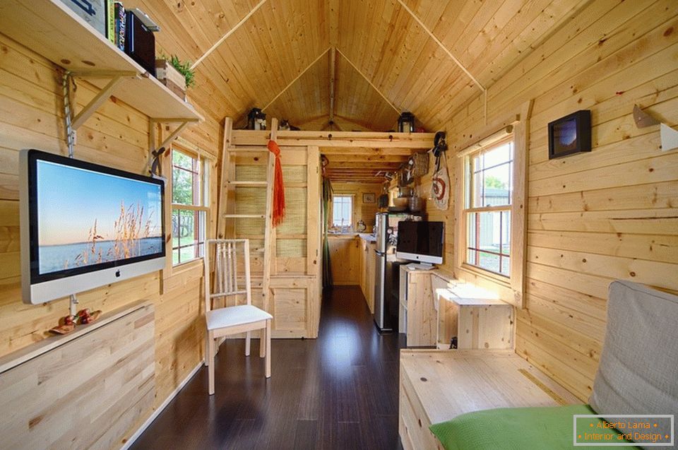 Wnętrze małej drewnianej chaty
