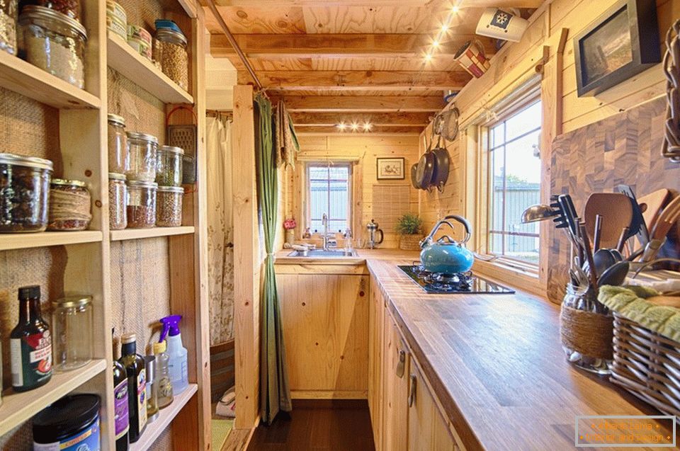 Kuchnia z małym drewnianym domku