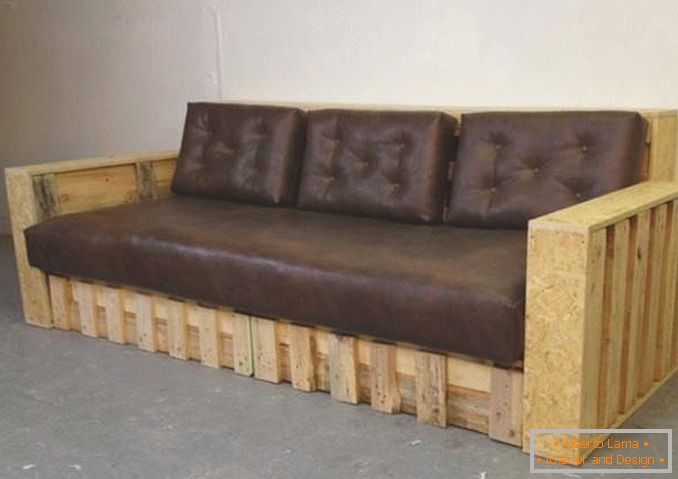 Skórzana sofa z rękami w domu