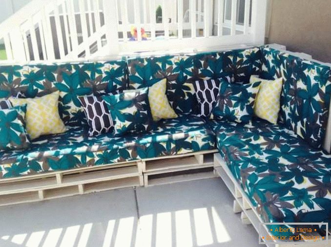 Meble ogrodowe - sofa z palet własnymi rękami