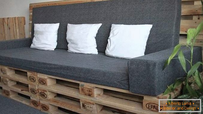 Prosta sofa z drewnianych palet