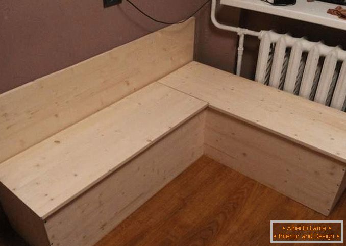 Narożna sofa w kuchni z własnymi rękami wykonanymi z drewna z pojemnikami do przechowywania