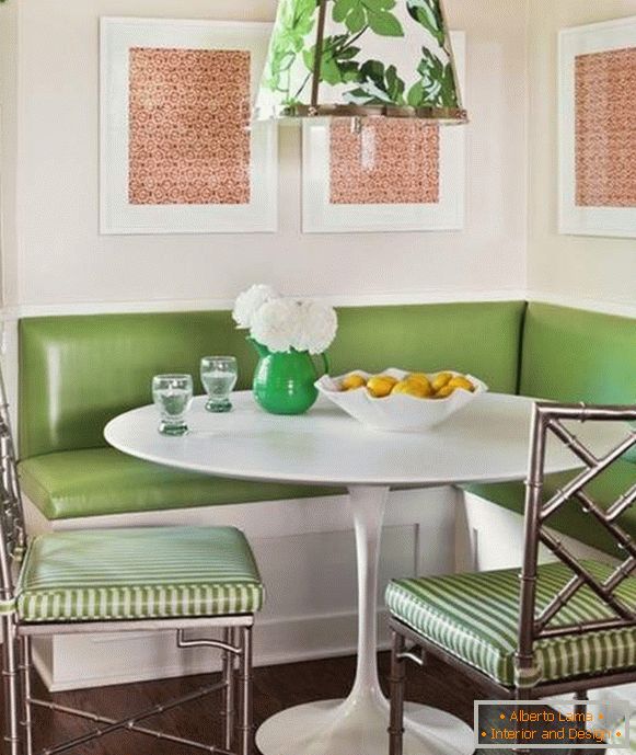 mała zielona sofa narożna w kuchni