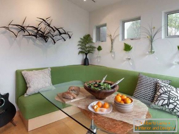 wygodna zielona sofa narożna w kuchni