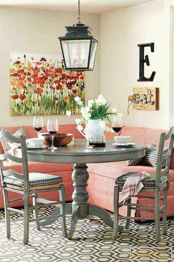 mała różowa kanapa narożna w kuchni